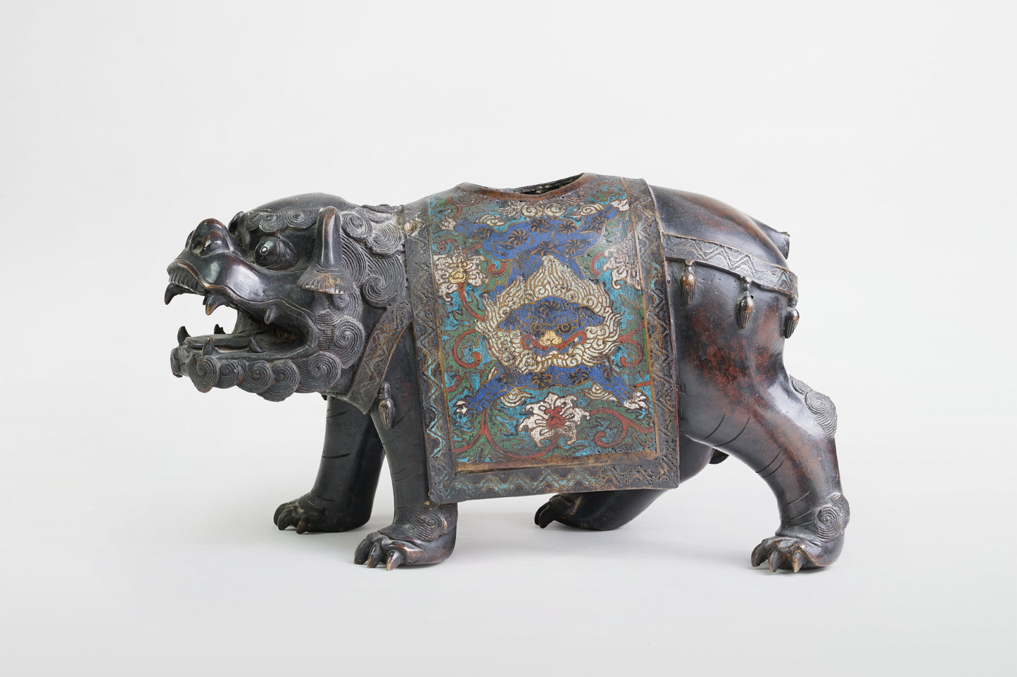 Luohan reitet auf einem Löwen, Bronze-Cloisonné – China, 18. Jahrhundert