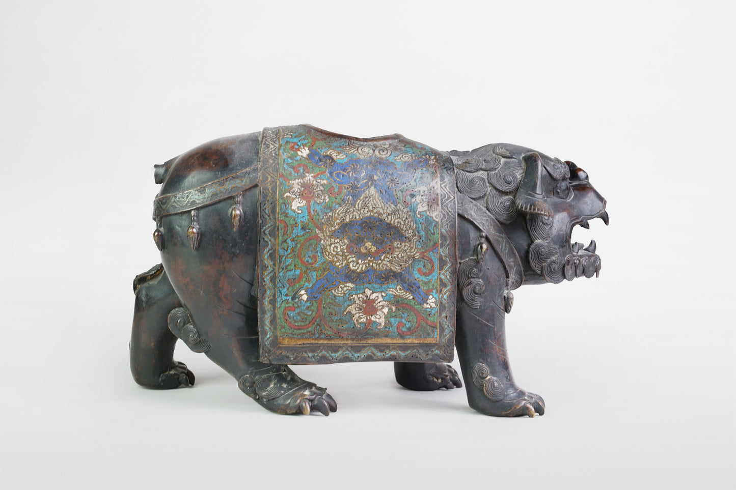 Luohan reitet auf einem Löwen, Bronze-Cloisonné – China, 18. Jahrhundert