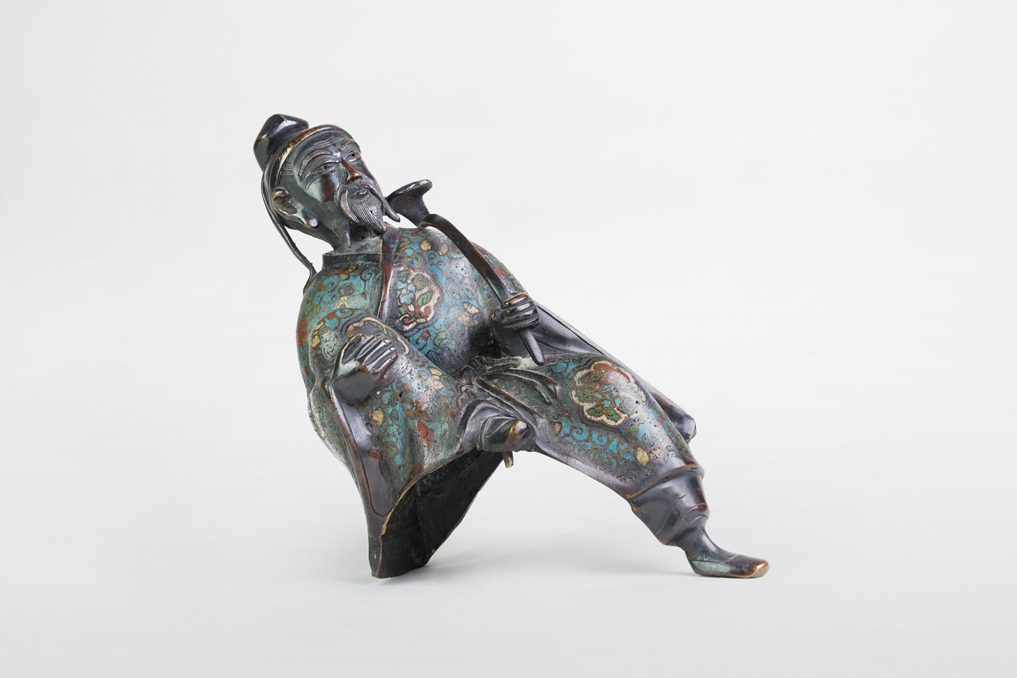 Luohan reitet auf einem Löwen, Bronze-Cloisonné – China, 18. Jahrhundert