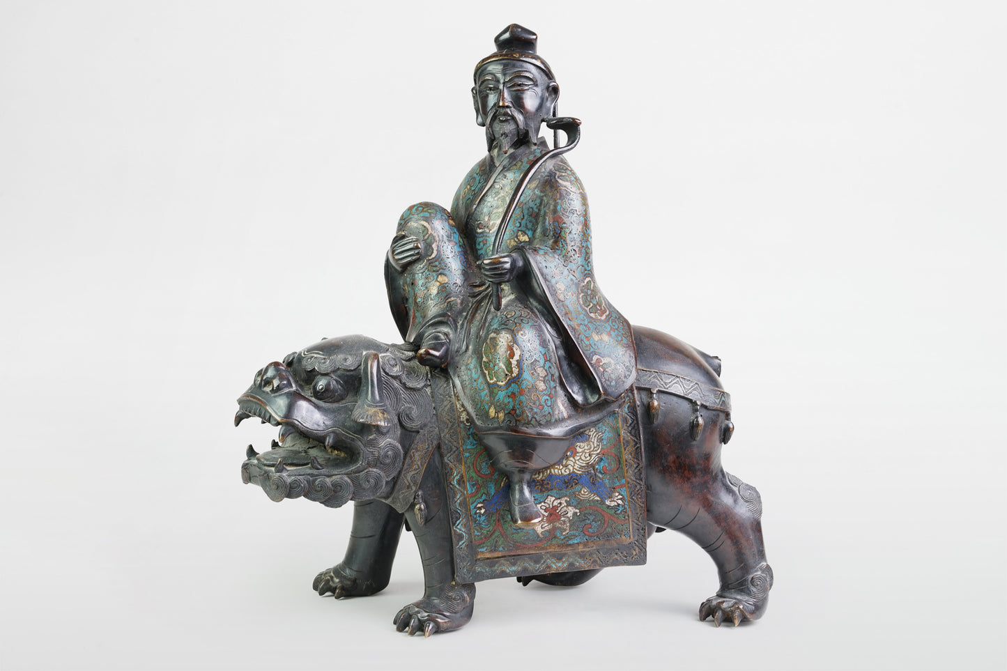 Luohan reitet auf einem Löwen, Bronze-Cloisonné – China, 18. Jahrhundert