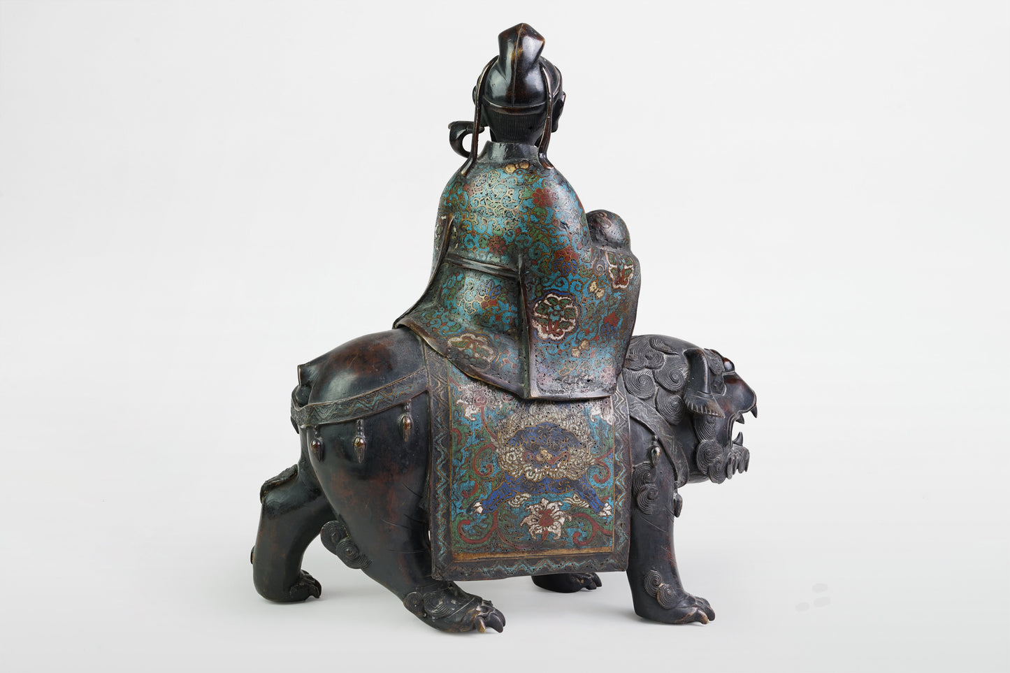 Luohan reitet auf einem Löwen, Bronze-Cloisonné – China, 18. Jahrhundert