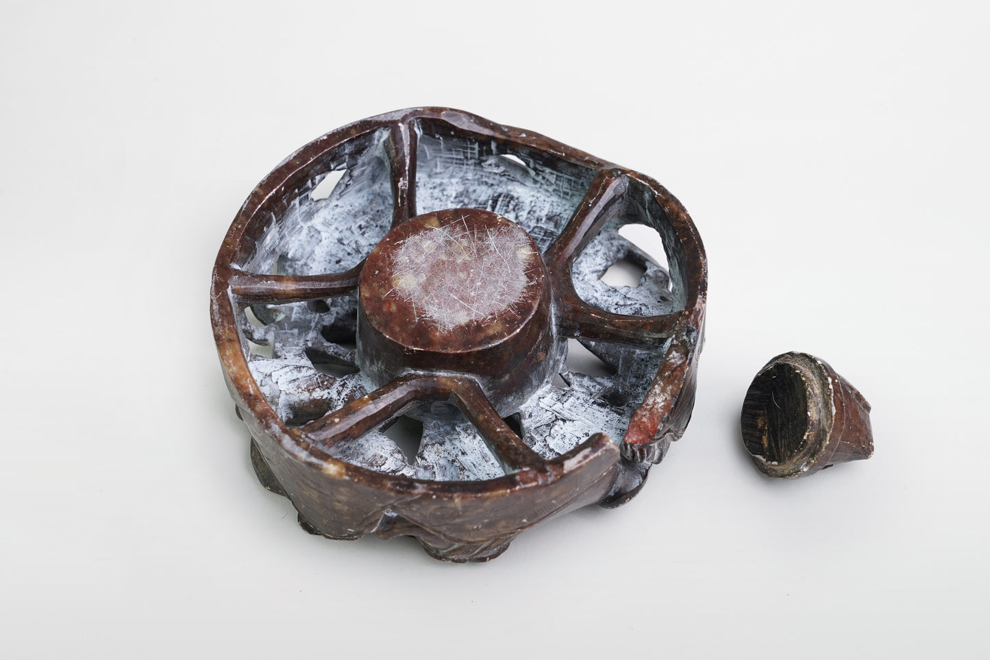 Königliches Tintenfass aus dunkel patinierter Bronze – China, 18. Jahrhundert