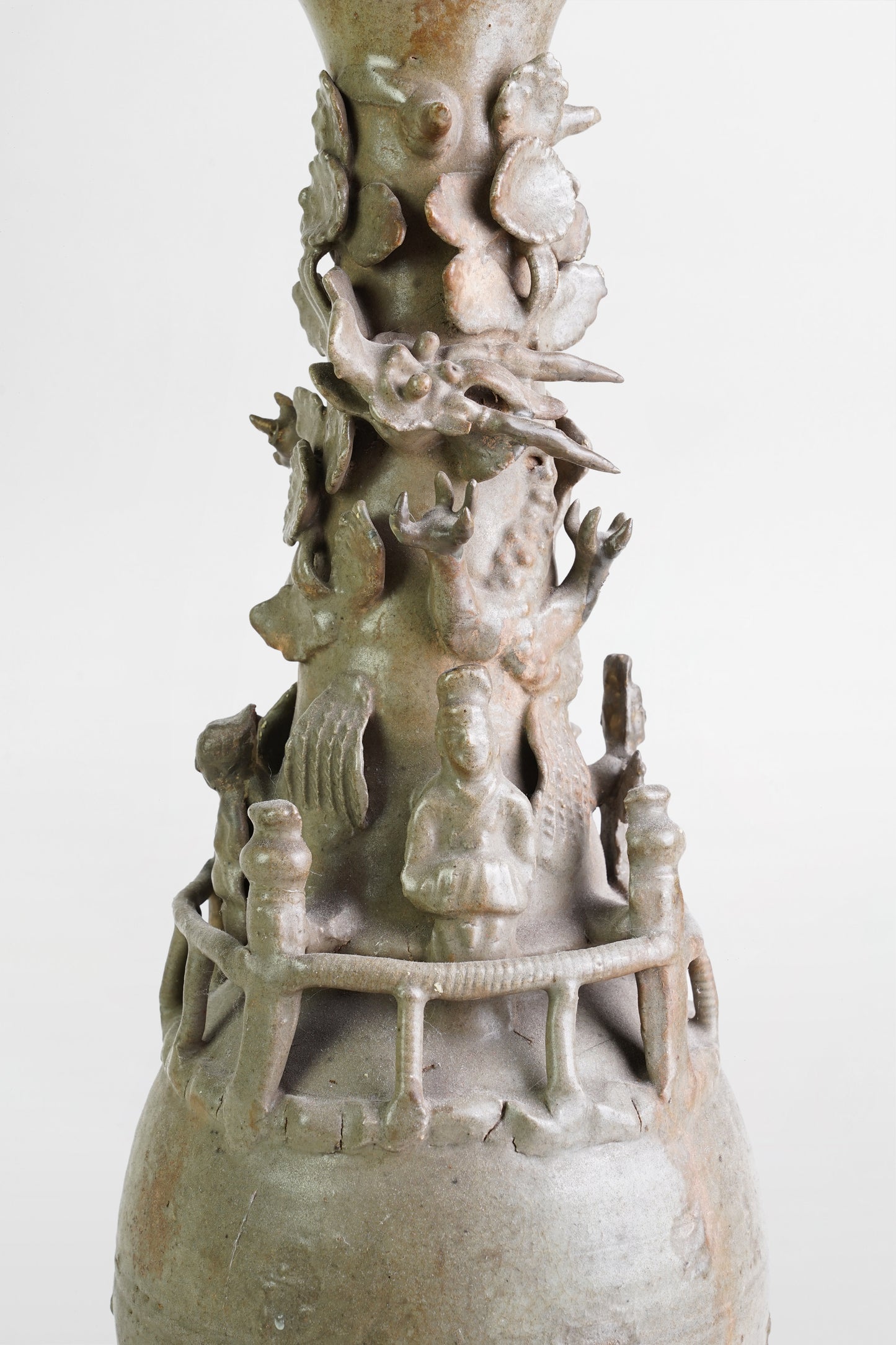 Paar lasierte Keramikurnen mit Reliefverzierungen auf geschnitztem Holzsockel – China, Song-Dynastie, 11.–12. Jahrhundert