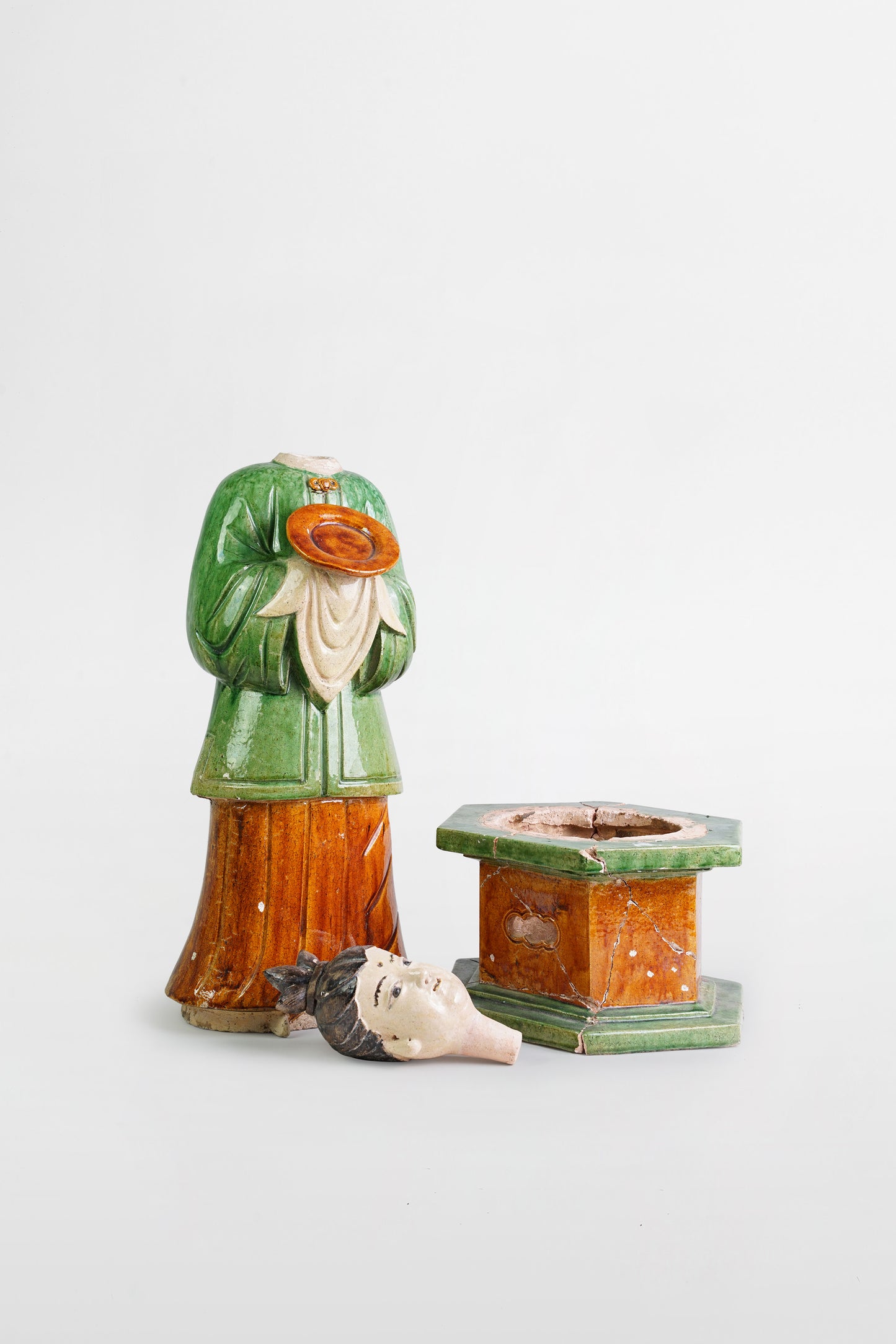 Glasierte Figuren von Begleitern – China, Ming-Dynastie