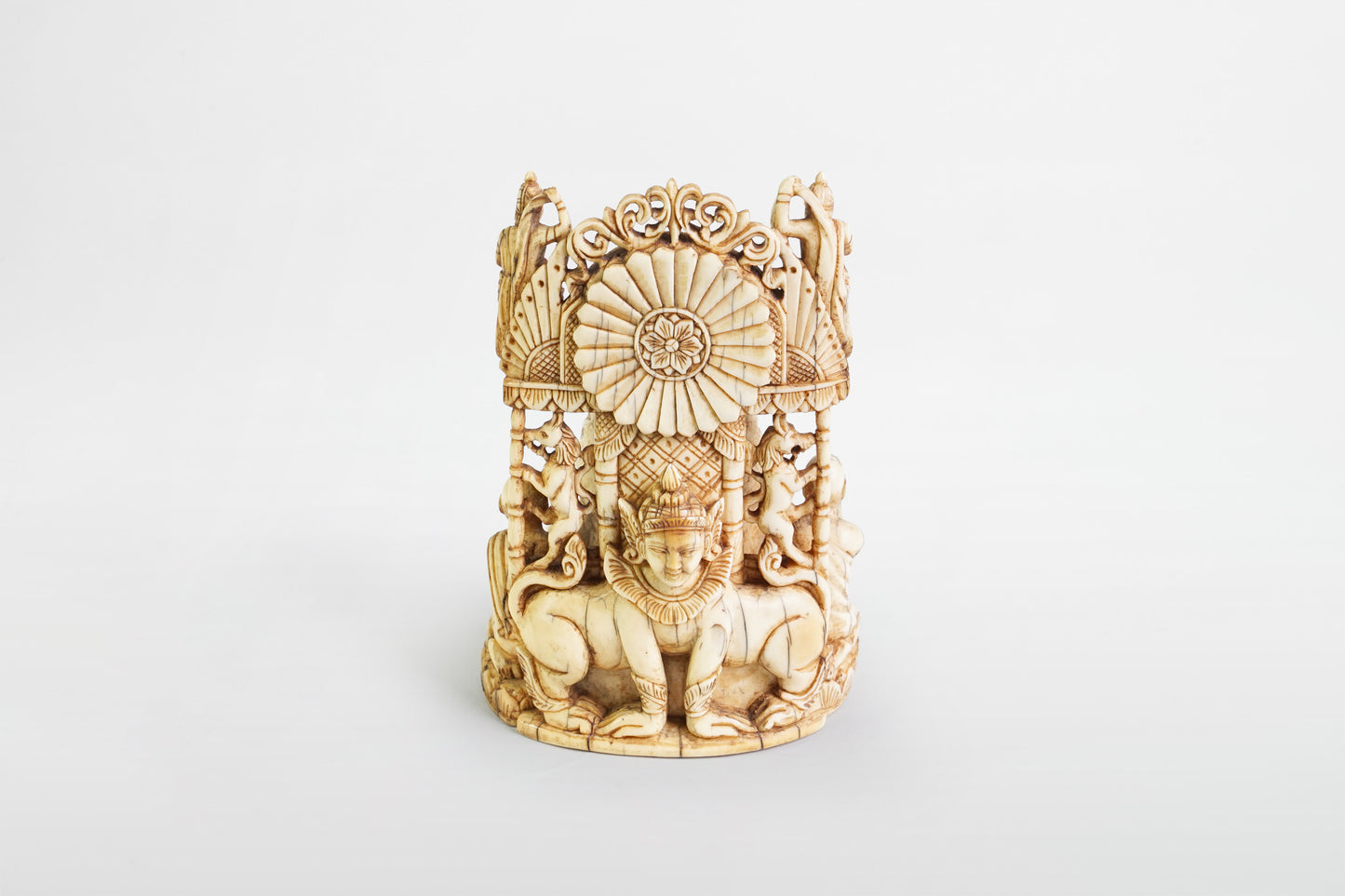 Auf einem Thron sitzender Buddha aus Elfenbein – Indien, 19. Jahrhundert