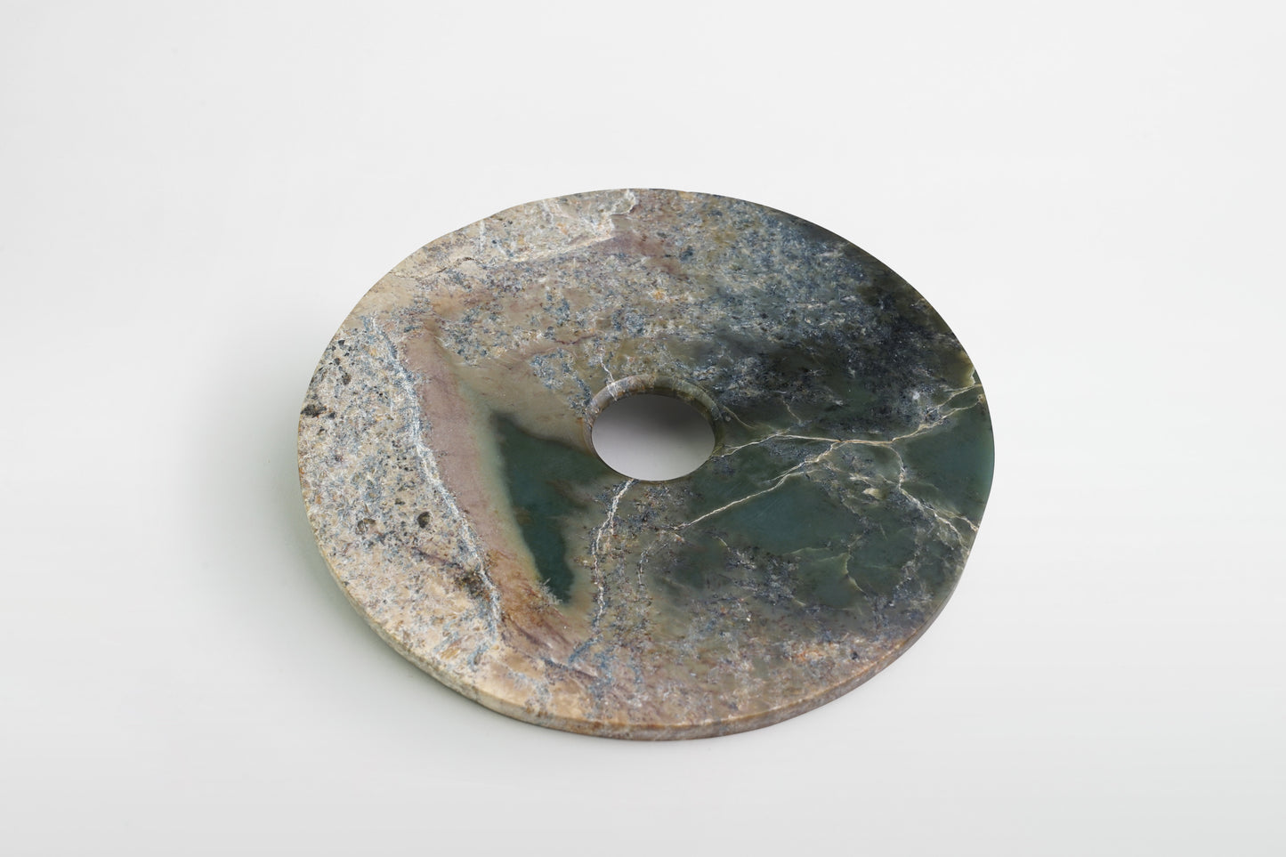 Große Bi-Scheibe aus grauer und dunkelgrüner Jade – China, Han-Dynastie, 2.–1. Jahrhundert v. Chr.