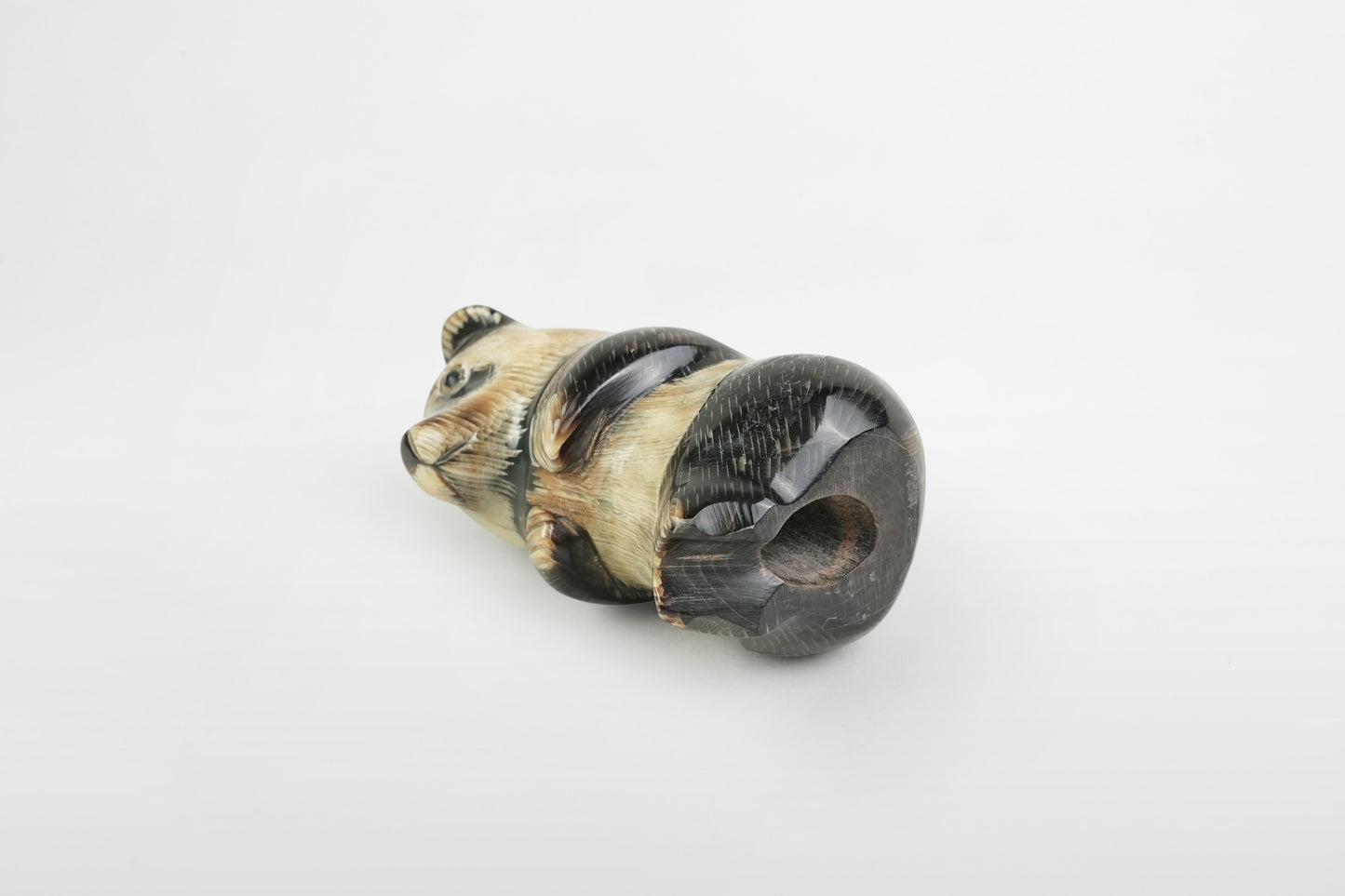 Sitting dark patinated ivory bear – China, 19th century