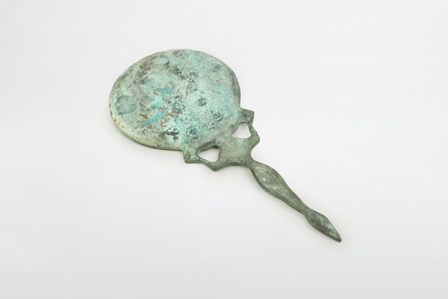 Handspiegel aus Bronze mit der Abbildung eines tanzenden Paares – Griechenland, 5. Jahrhundert v. Chr.