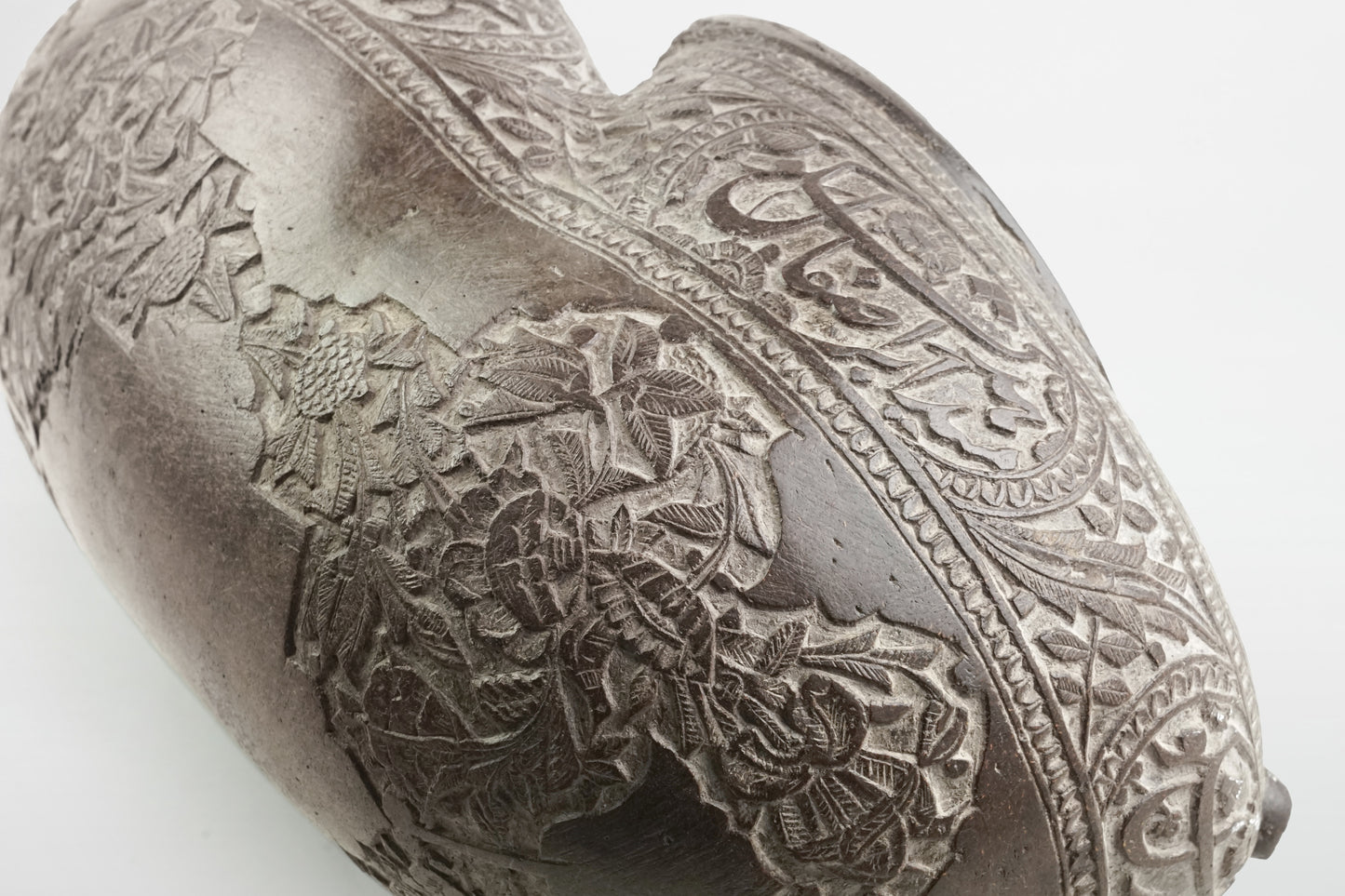 Kashkul (Derwisch-Bettelschale) aus extrem hartem Wurzelholz mit kalligraphischen Schnitzereien – Persien, 18. Jahrhundert