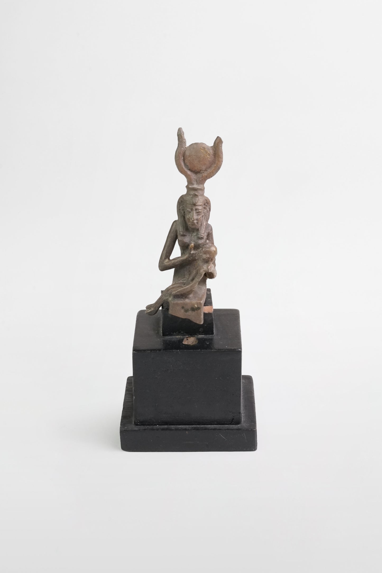Bronzefigur der Isis, die ihren Sohn Horus stillt – Ägypten, 7.–4. Jahrhundert v. Chr.