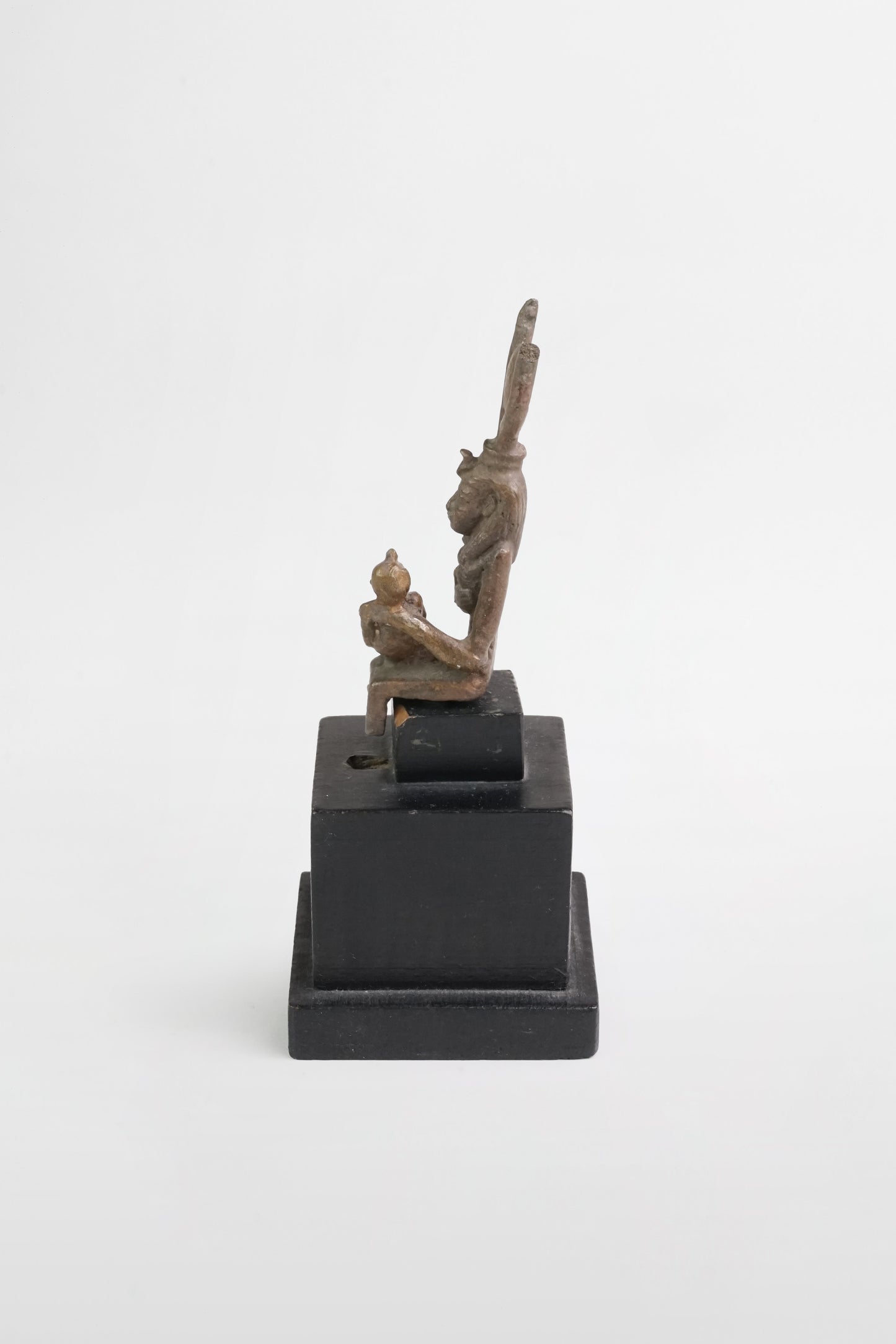 Bronzefigur der Isis, die ihren Sohn Horus stillt – Ägypten, 7.–4. Jahrhundert v. Chr.