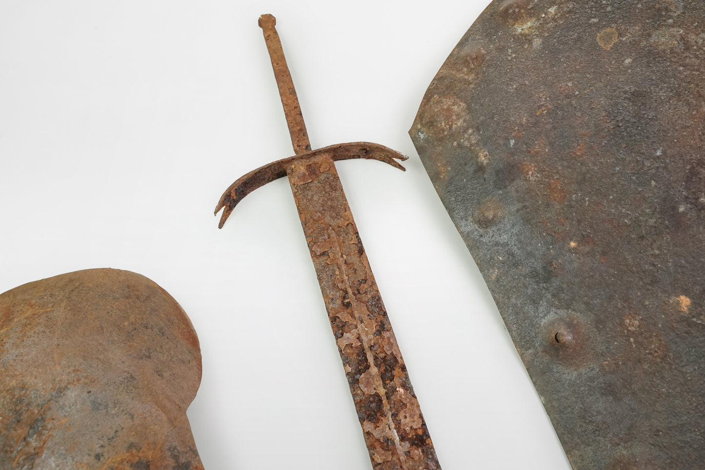 Gladiatorenausrüstung: Eisen-Pauldron, Schwert und Schild – Rom, 3.–4. Jahrhundert
