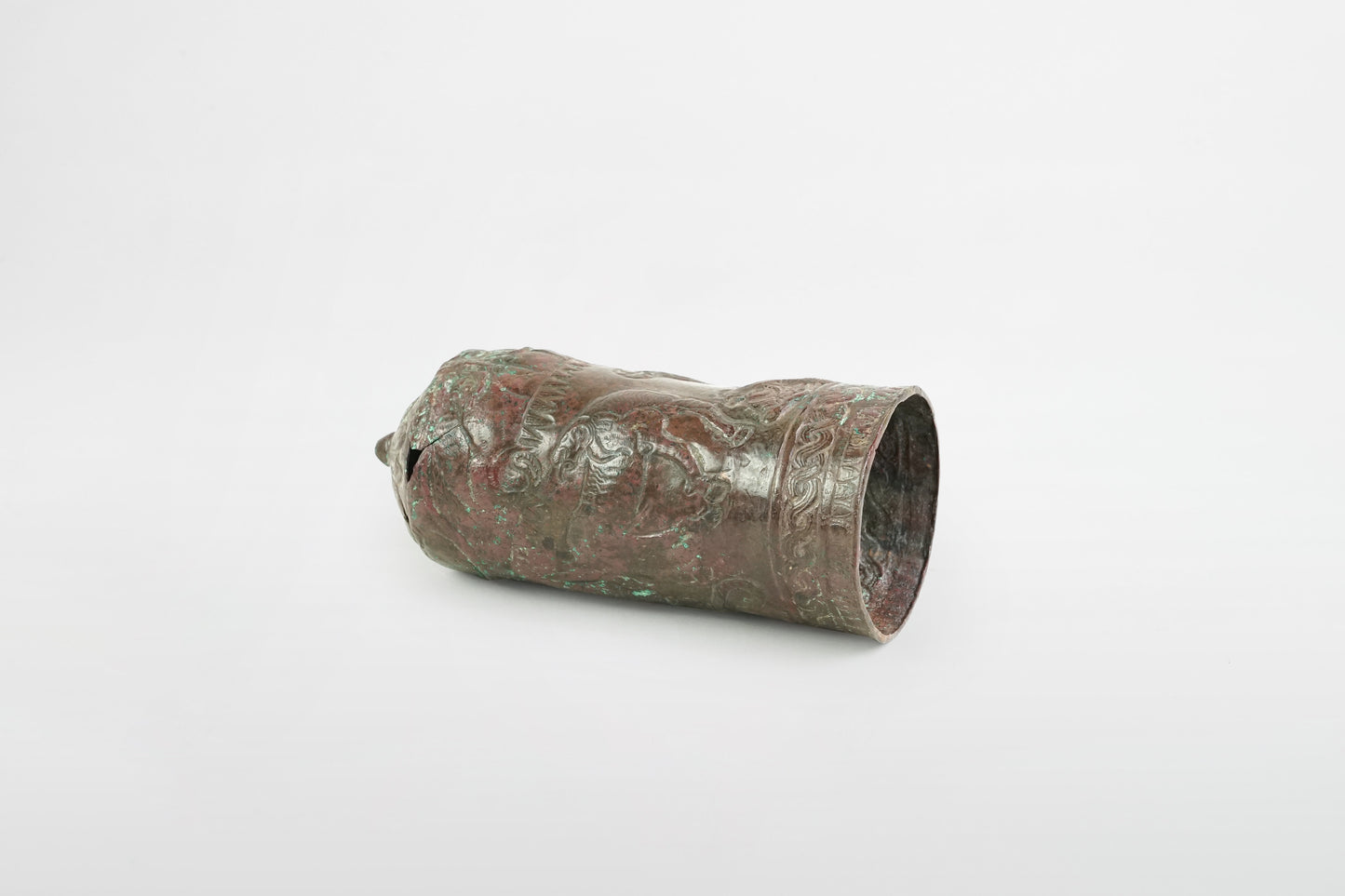 Elamitisches Trinkgefäß aus Bronze mit der Darstellung eines Löwen und eines Hirschen – Persien, 8. Jahrhundert v. Chr.