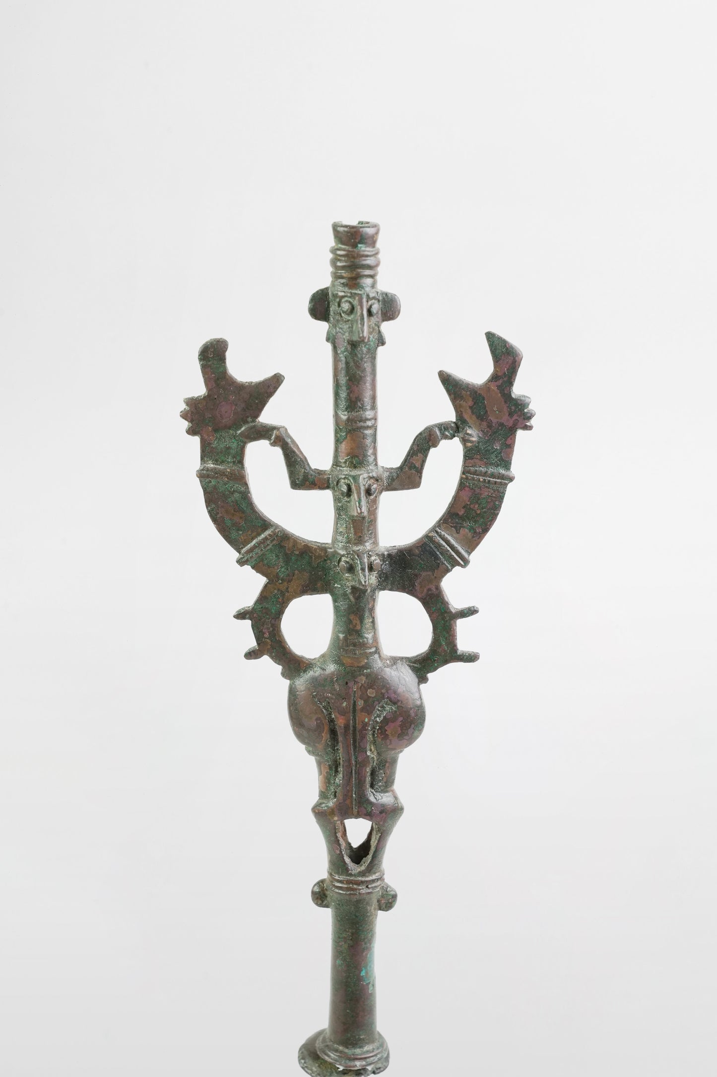 Dreiköpfige Bronze-Standarte „Meister der Tiere" - Persien, 8. Jahrhundert v. Chr.