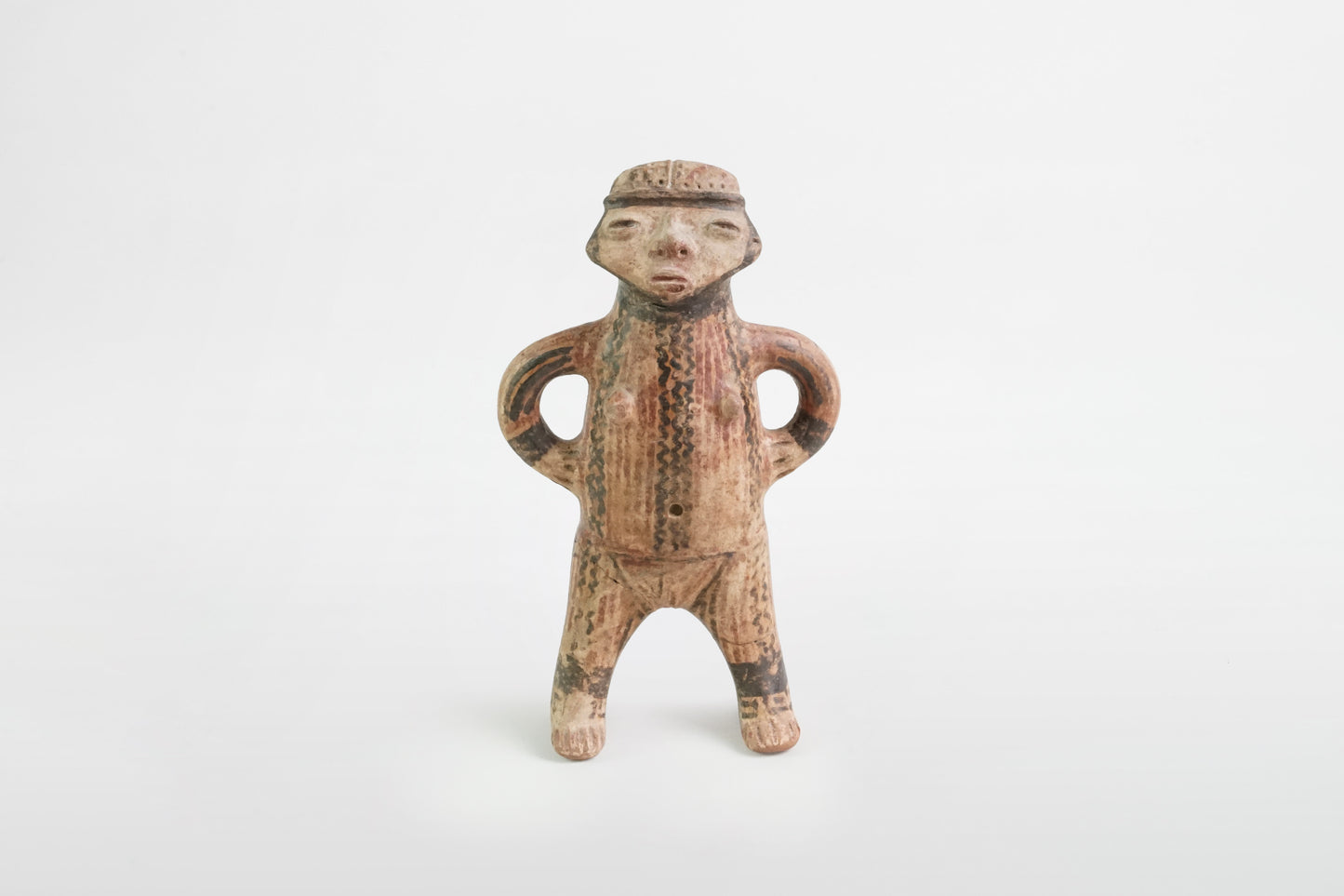 Stehende weibliche Terrakottafigur mit Bemalung, Nayarit-Kultur – Mexiko, 2. Jahrhundert v. Chr. – 4. Jahrhundert