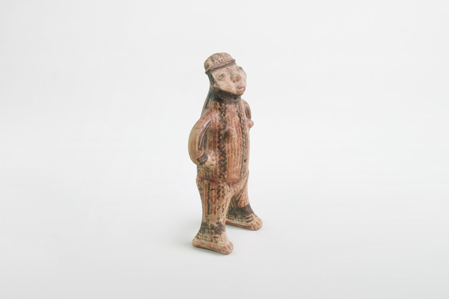 Stehende weibliche Terrakottafigur mit Bemalung, Nayarit-Kultur – Mexiko, 2. Jahrhundert v. Chr. – 4. Jahrhundert