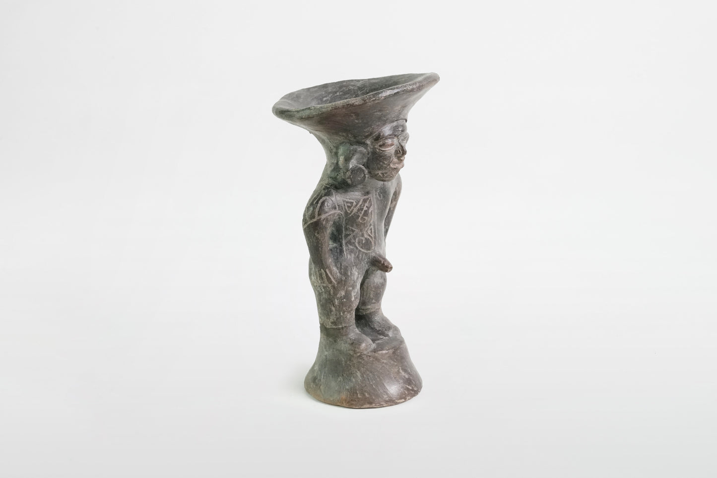 Männliche Terrakottafigur mit trichterförmigem Gefäß, Colima-Kultur – Mexiko, 4. Jahrhundert v. Chr. – 4. Jahrhundert