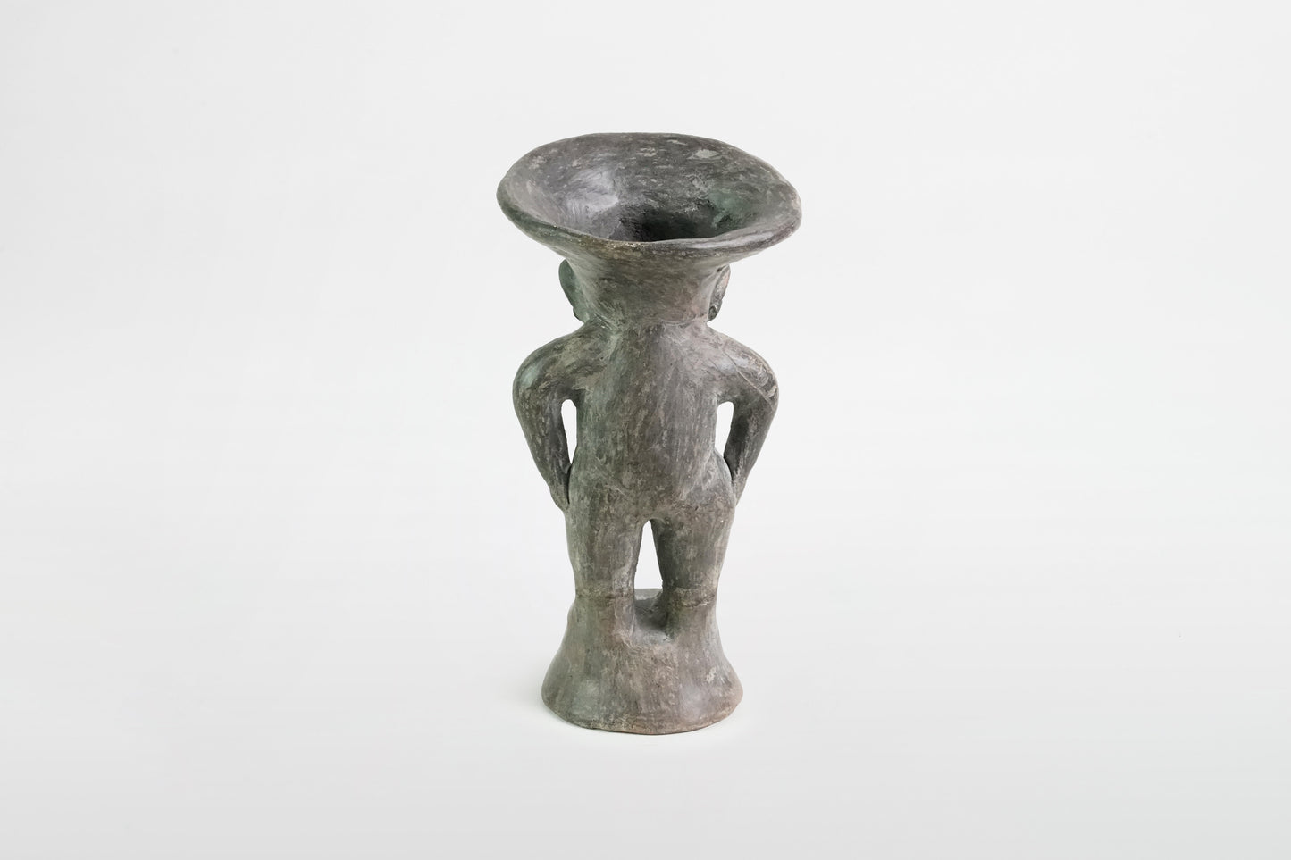 Männliche Terrakottafigur mit trichterförmigem Gefäß, Colima-Kultur – Mexiko, 4. Jahrhundert v. Chr. – 4. Jahrhundert