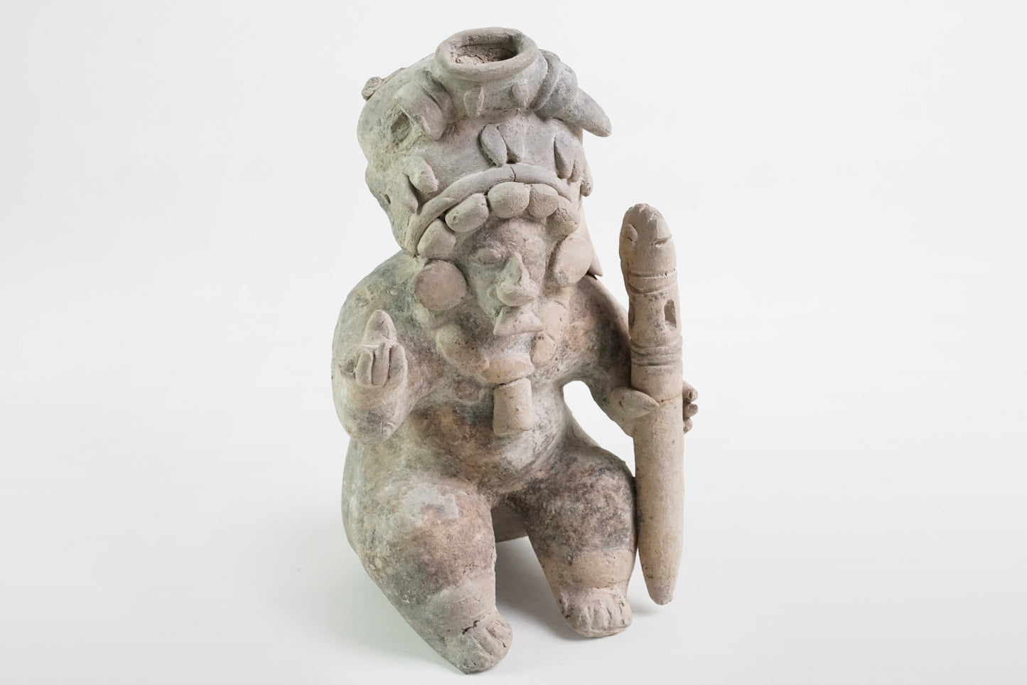 Keramikfigur mit zeremonieller Tracht, Veracruz-Kultur – Mexiko, 6.–10. Jahrhundert