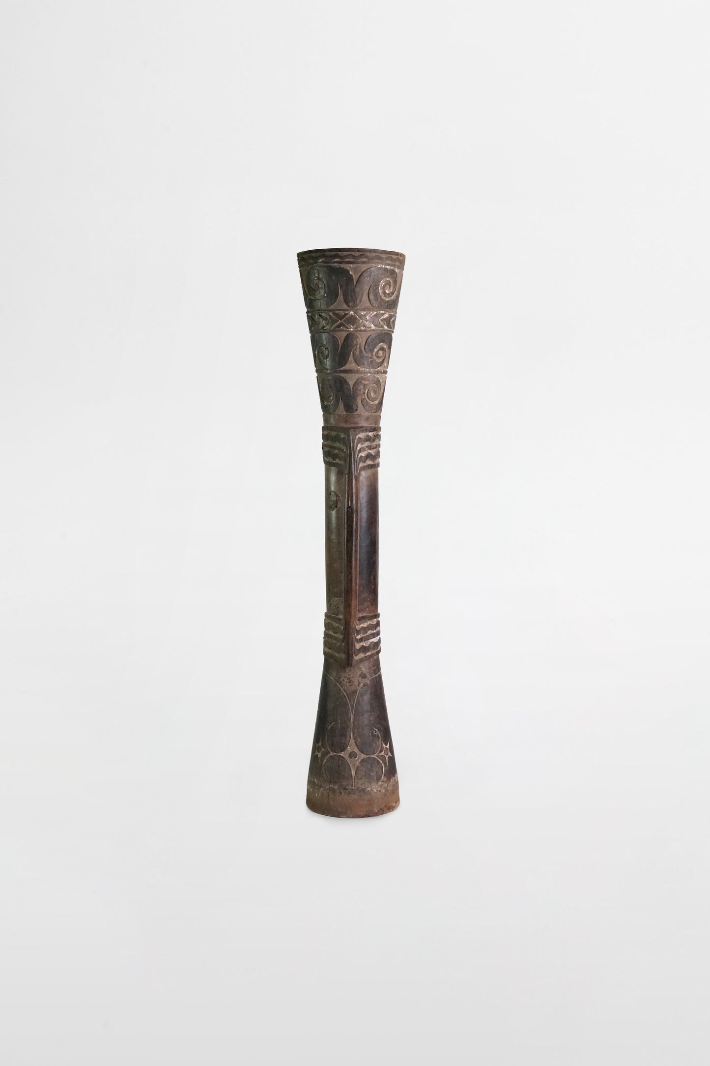 Holztrommel in Sanduhrform (Kundu), Asmat – Papua-Neuguinea, 20. Jahrhundert