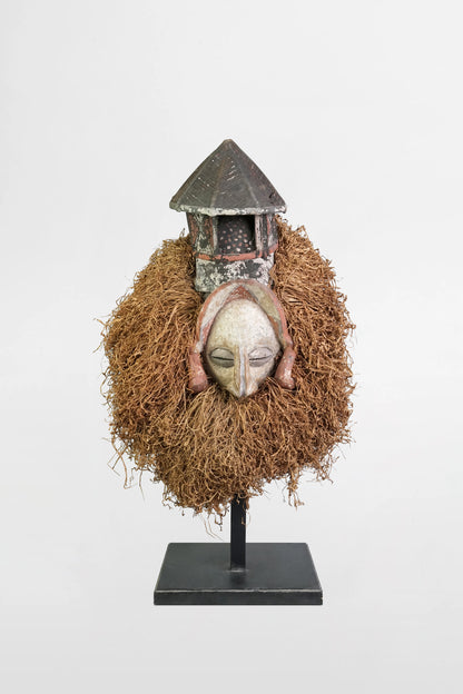 Igbo Agbogho Mmuo Maske – Kopfschmuck der Jungfrauengeister – Südostnigeria, frühes 20. Jahrhundert