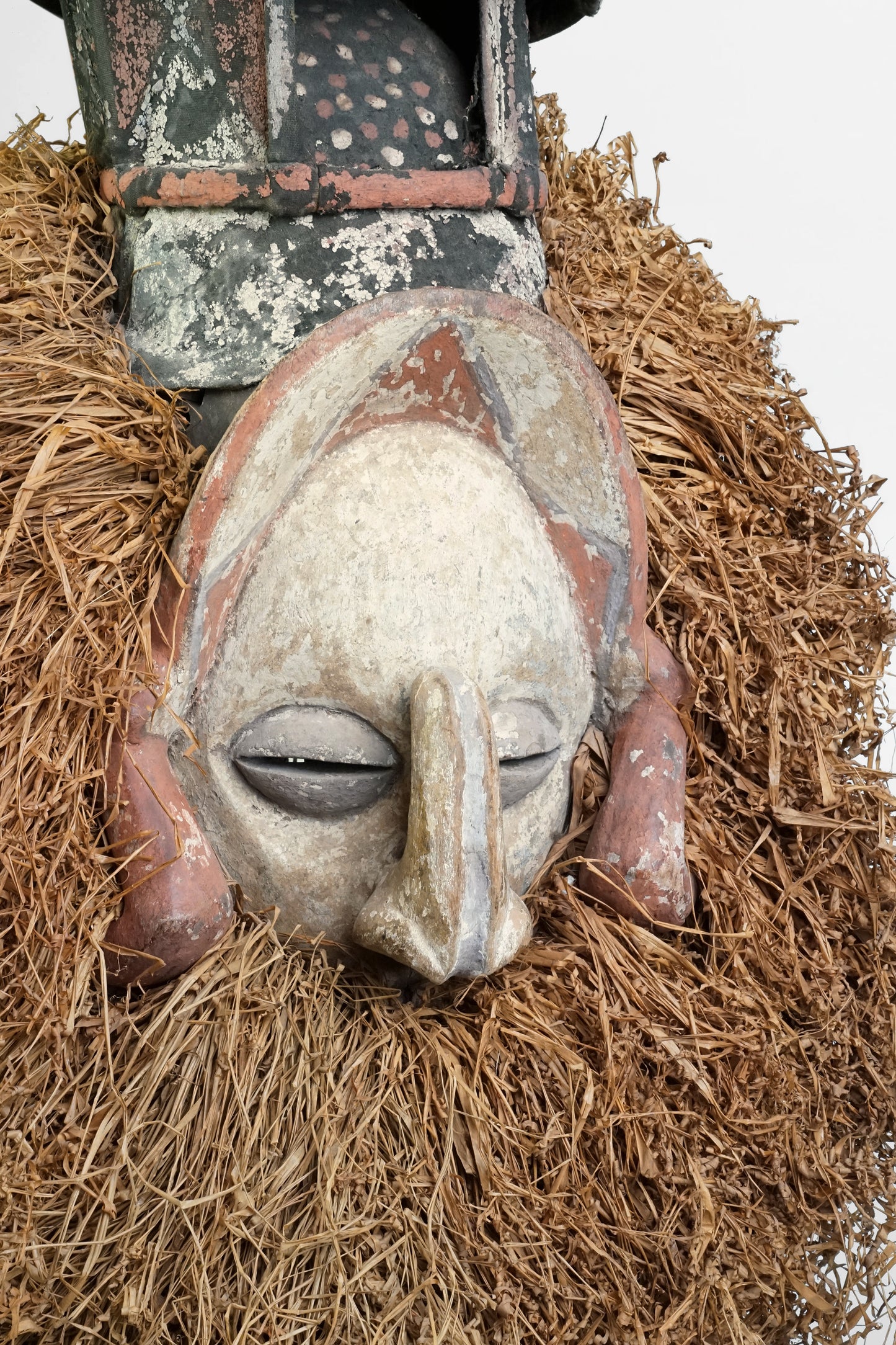 Igbo Agbogho Mmuo Maske – Kopfschmuck der Jungfrauengeister – Südostnigeria, frühes 20. Jahrhundert