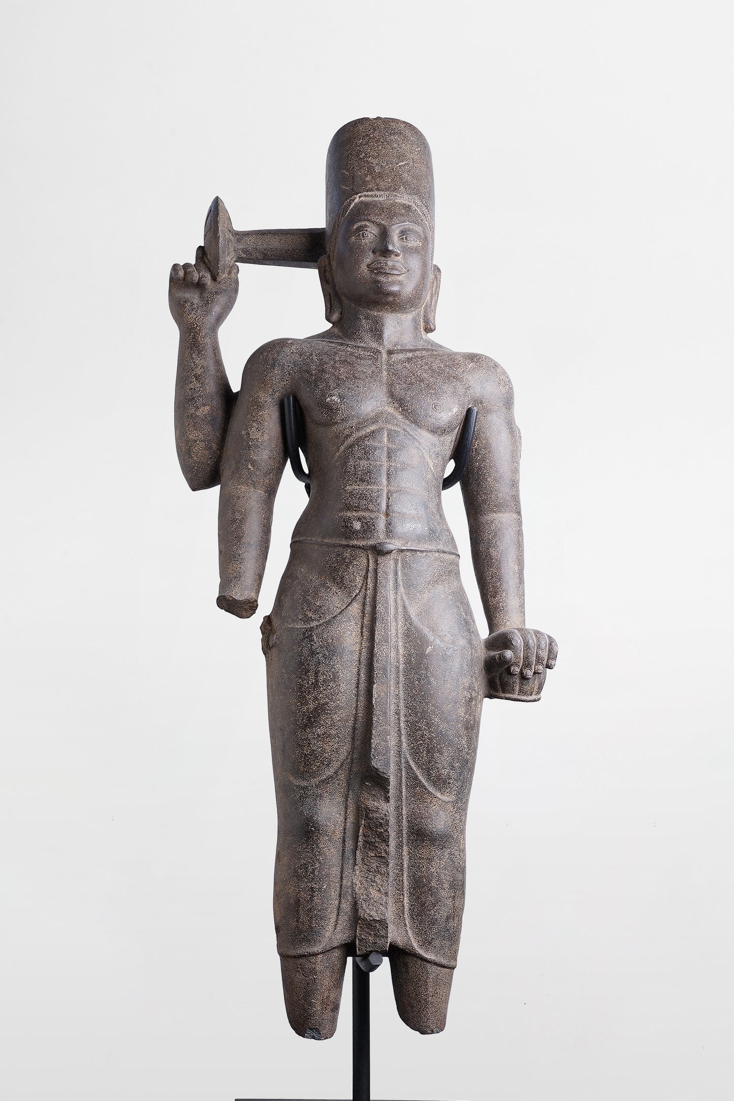 Steinstatue von Vishnu aus dem Tempelkomplex Angkor Wat – Kambodscha, 10. Jahrhundert