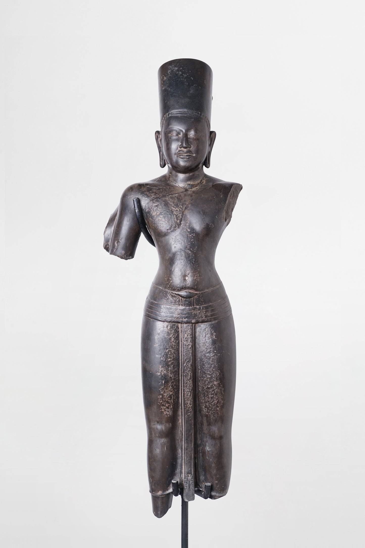 Vishnu-Statue aus dunklem Stein – Kambodscha, 10. Jahrhundert