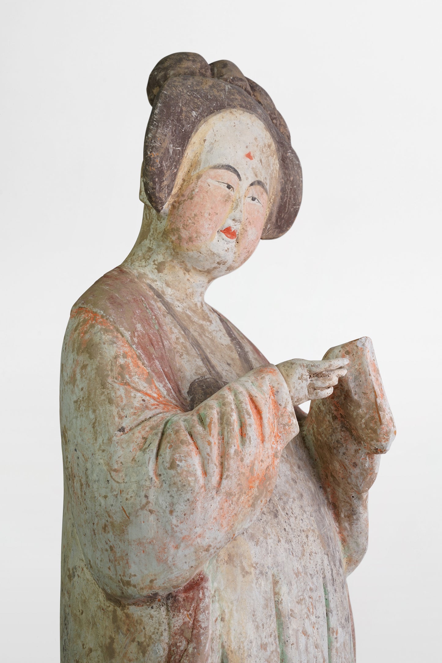 Große bemalte Terrakottafigur einer Hofdame – China, Tang-Dynastie, erste Hälfte des 8. Jahrhunderts