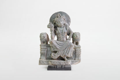 Gandharanische Figur des Panchika auf einem Thron sitzend, flankiert von zwei Löwen – Indien, 2.–3. Jahrhundert