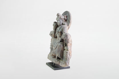Gandharanische Figur des Panchika auf einem Thron sitzend, flankiert von zwei Löwen – Indien, 2.–3. Jahrhundert