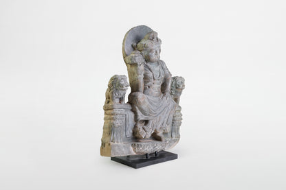 Gandharanische Figur des Panchika auf einem Thron sitzend, flankiert von zwei Löwen – Indien, 2.–3. Jahrhundert