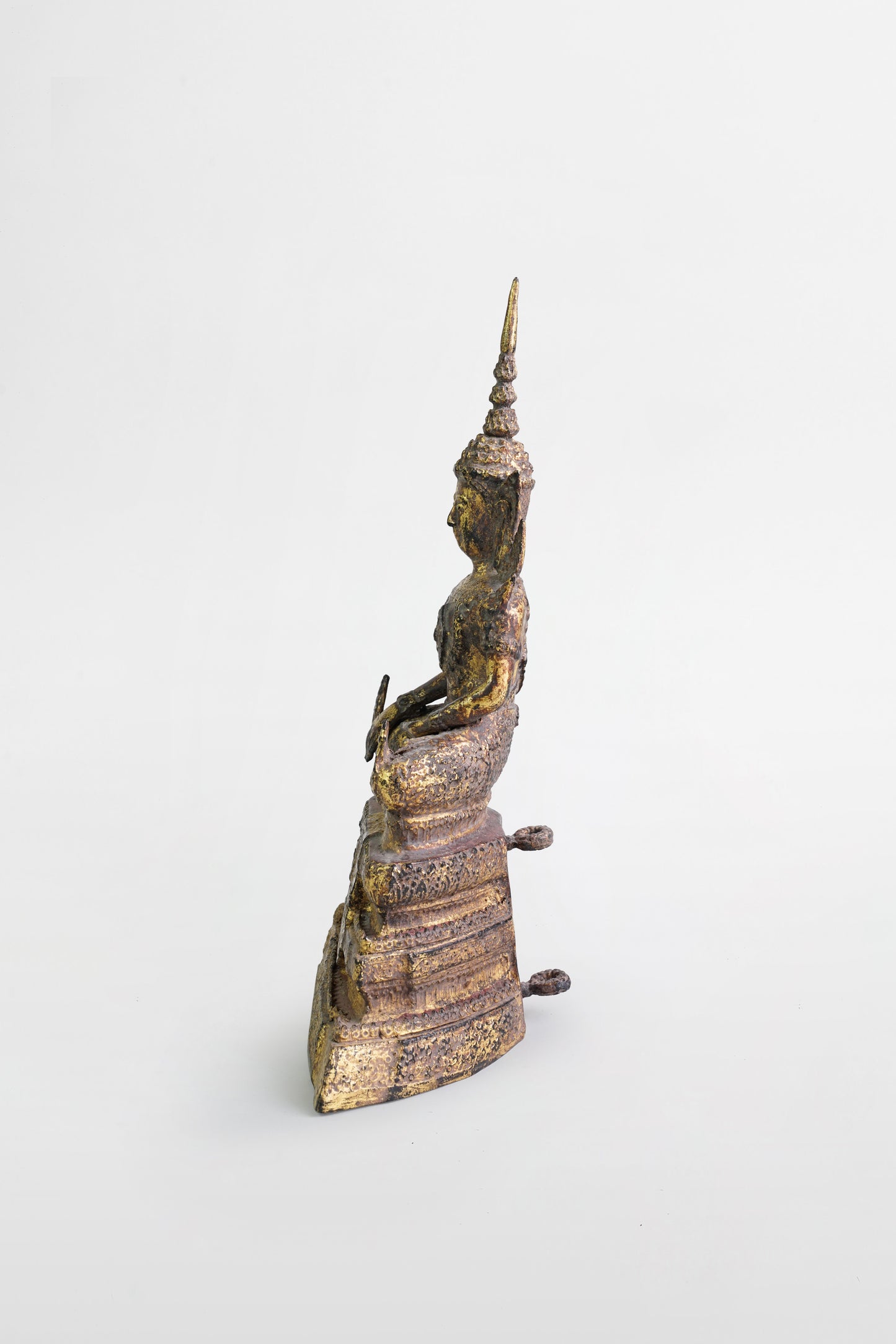 Buddha aus vergoldeter Bronze – Thailand, 19. Jahrhundert