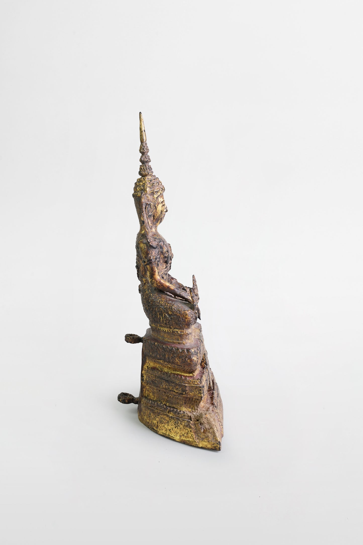 Buddha aus vergoldeter Bronze – Thailand, 19. Jahrhundert