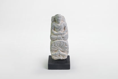 Gandharan-Buddha-Figur – Indien, 2.–3. Jahrhundert
