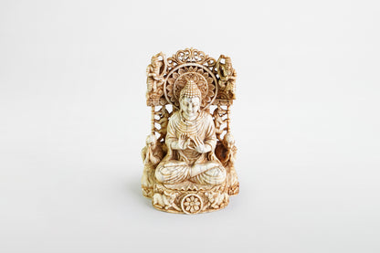 Auf einem Thron sitzender Buddha aus Elfenbein – Indien, 19. Jahrhundert