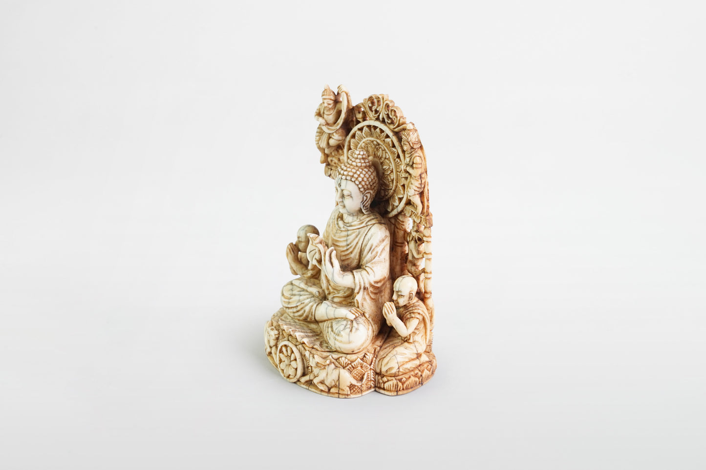 Auf einem Thron sitzender Buddha aus Elfenbein – Indien, 19. Jahrhundert