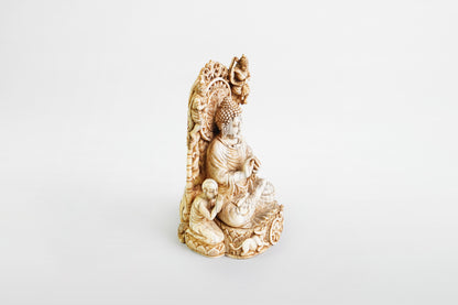 Auf einem Thron sitzender Buddha aus Elfenbein – Indien, 19. Jahrhundert
