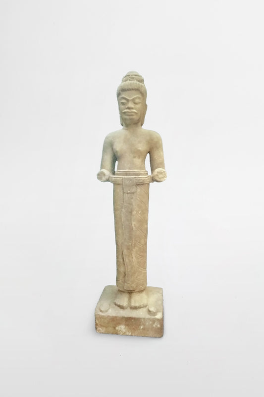 Sandsteinstatue der Gottheit Avalokiteshvara, Champa, Dong-Duong-Stil – Khmer, 9.–10. Jahrhundert