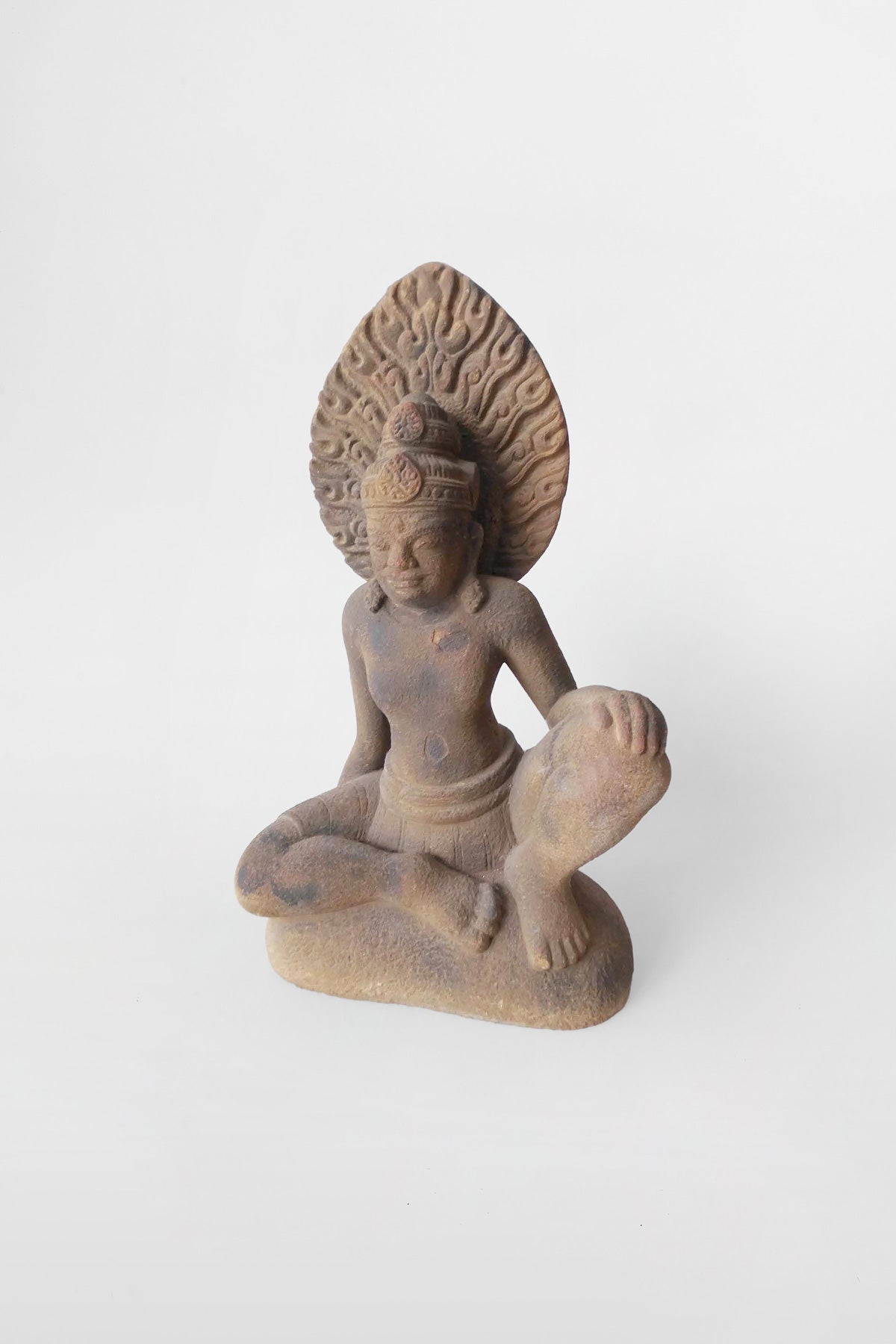 Sandsteinstatue einer sitzenden Gottheit, Champa, Dong-Duong-Stil – Khmer, 9.–10. Jahrhundert