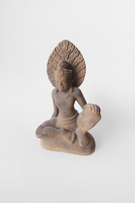 Sandsteinstatue einer sitzenden Gottheit, Champa, Dong-Duong-Stil – Khmer, 9.–10. Jahrhundert