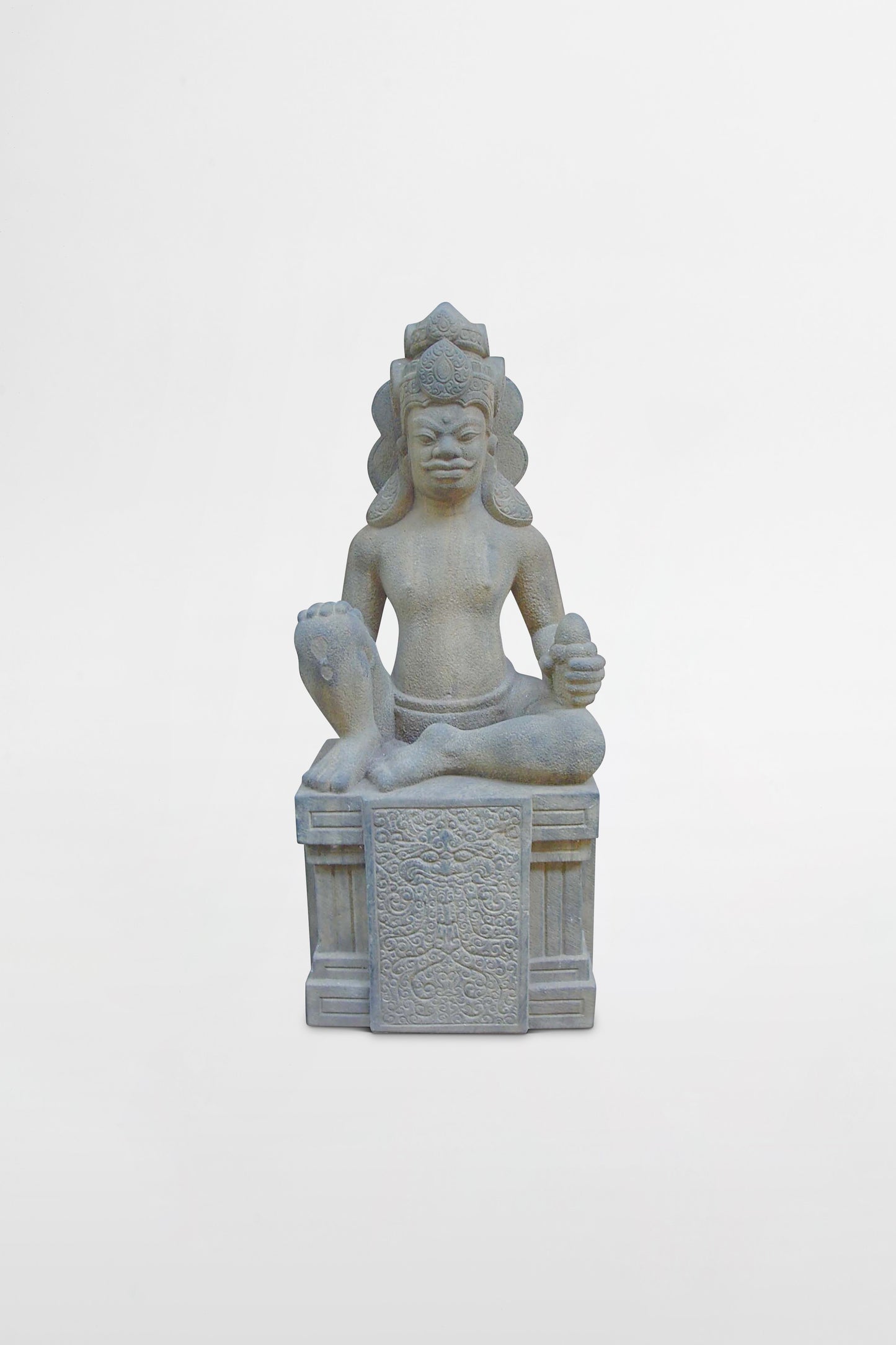 Sandsteinstatue einer sitzenden Gottheit, Champa – Khmer, 16. Jahrhundert