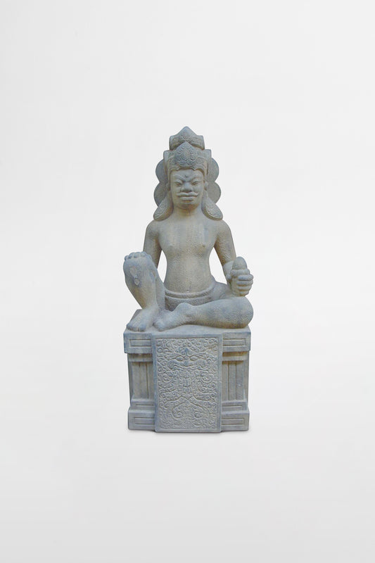 Sandsteinstatue einer sitzenden Gottheit, Champa – Khmer, 16. Jahrhundert