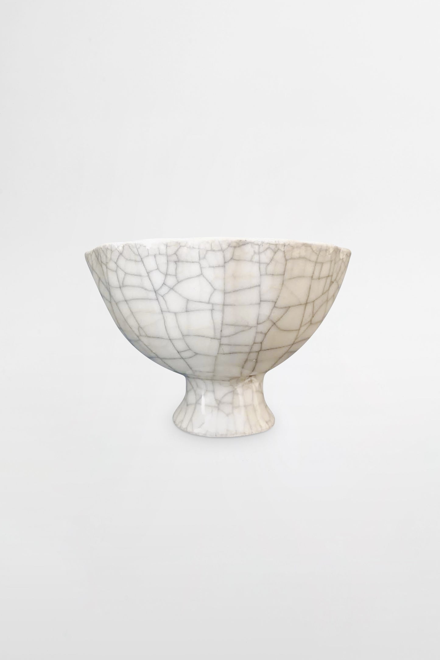 Kleine Craquelé-Schale im Guan-Stil mit Fuß – China, Ming- oder Qing-Dynastie, ca. 17. Jahrhundert