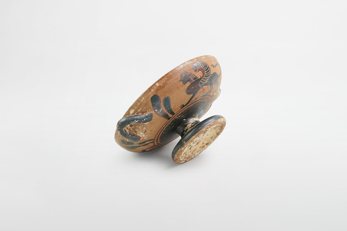 Schwarz glasierte Kylix mit laufendem nackten Athleten – Griechenland, 5. Jahrhundert v. Chr.