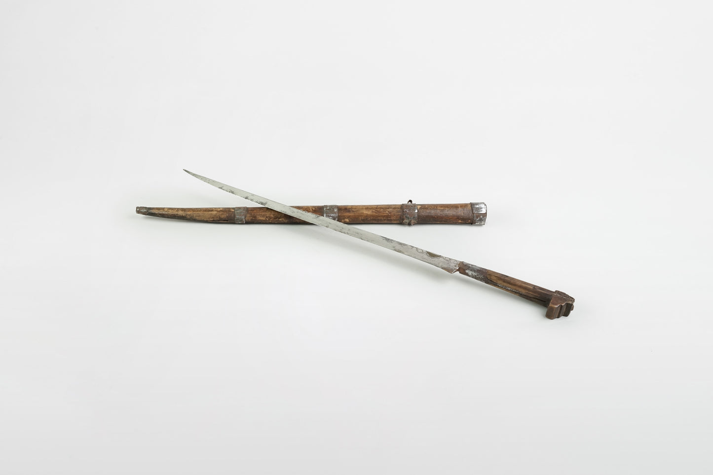 Mogulschwert mit Holzscheide – Indien, Moguldynastie, 18./19. Jahrhundert