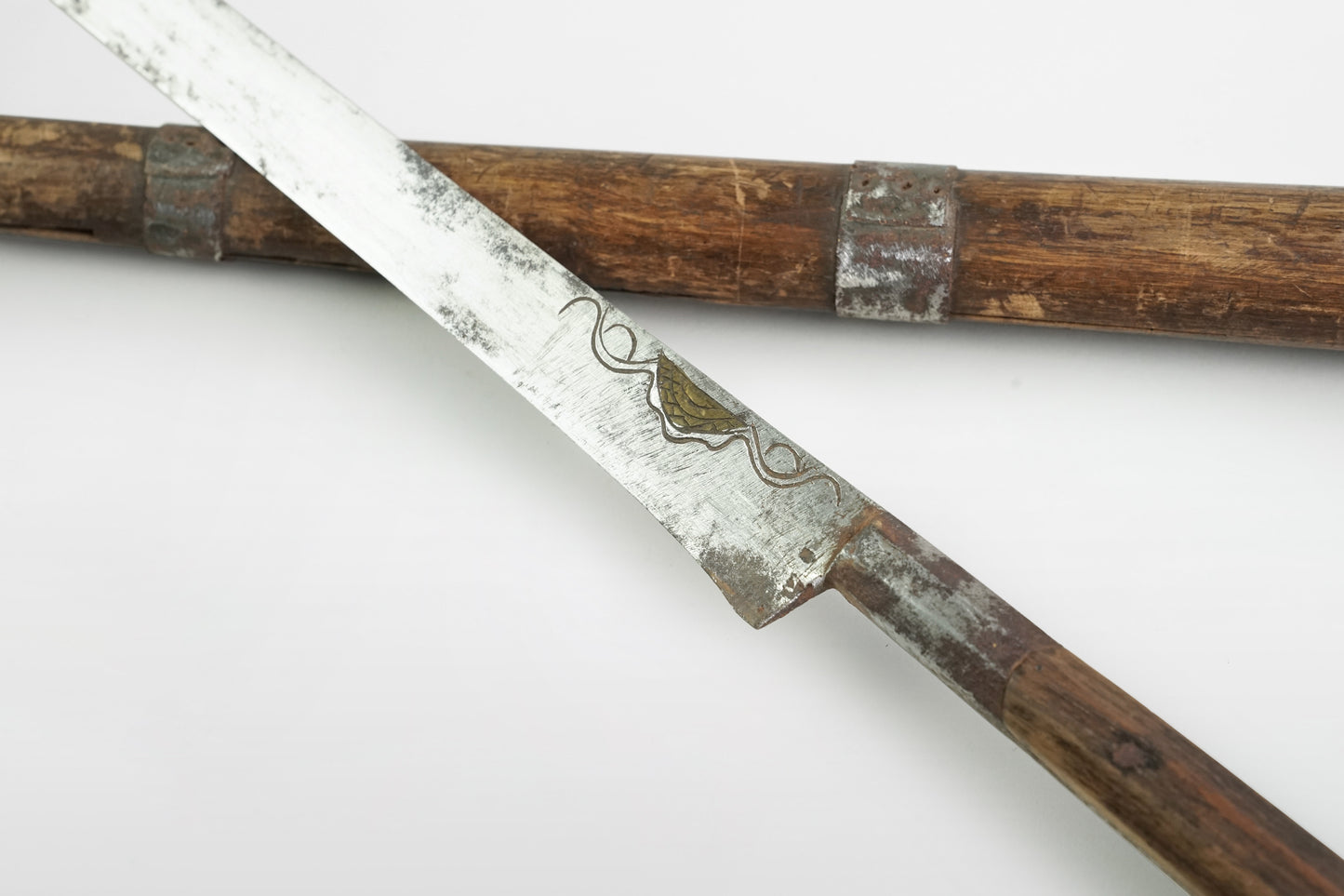 Mogulschwert mit Holzscheide – Indien, Moguldynastie, 18./19. Jahrhundert