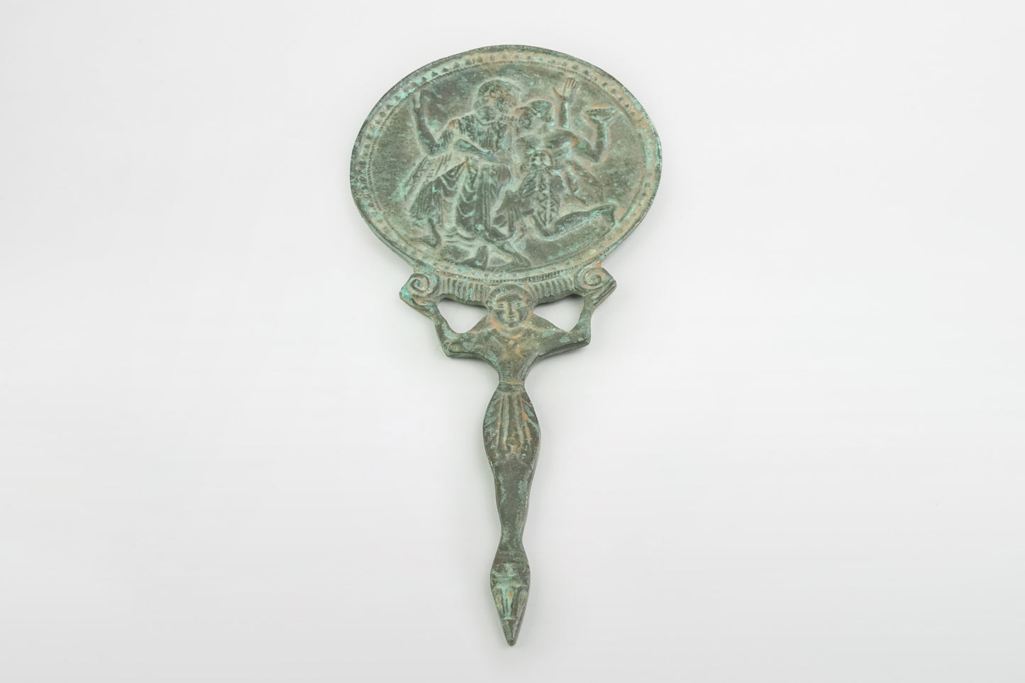 Handspiegel aus Bronze mit der Abbildung eines tanzenden Paares – Griechenland, 5. Jahrhundert v. Chr.