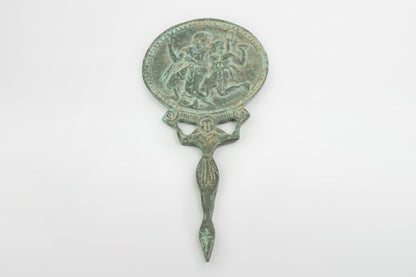 Handspiegel aus Bronze mit der Abbildung eines tanzenden Paares – Griechenland, 5. Jahrhundert v. Chr.