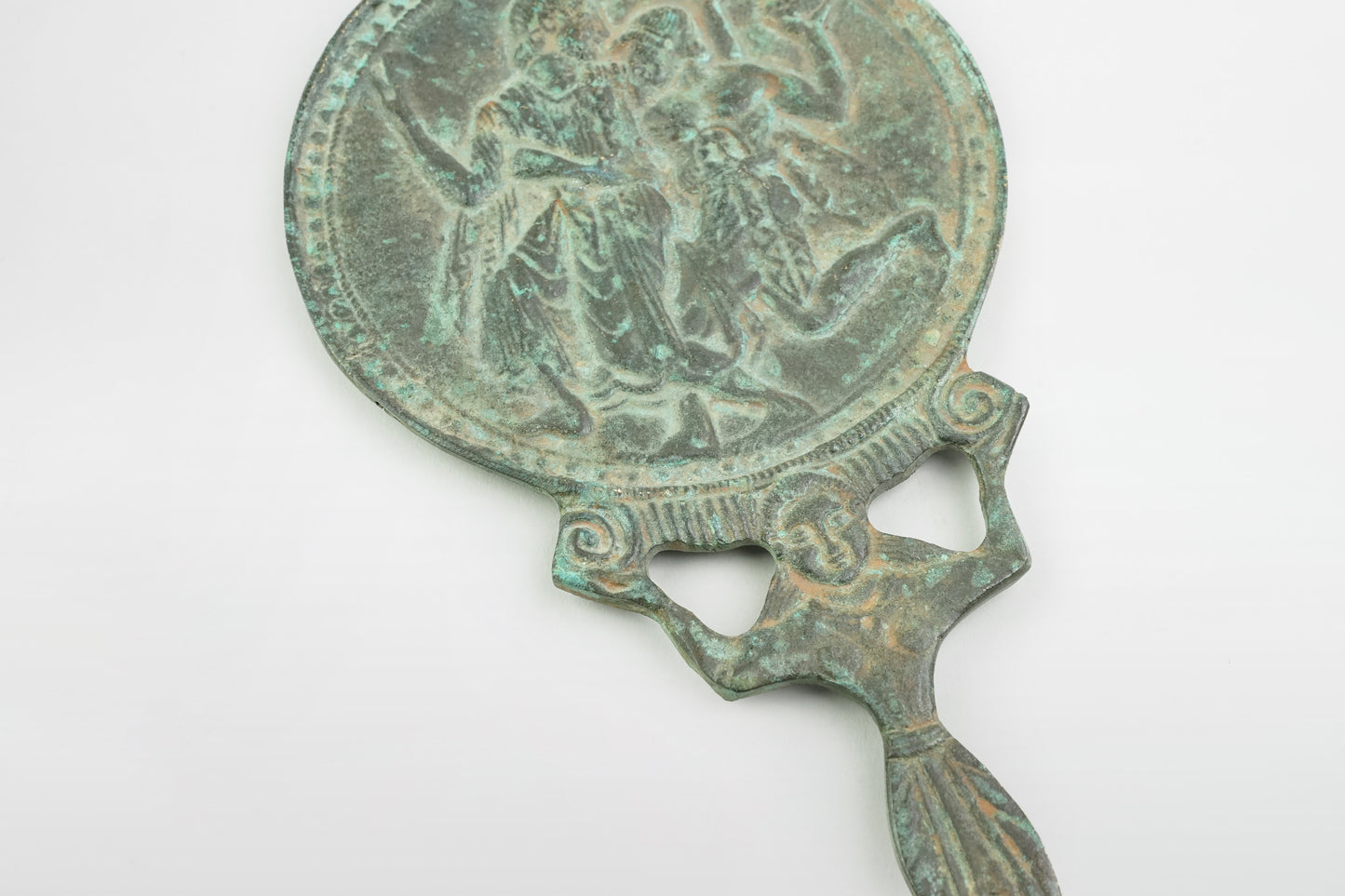 Handspiegel aus Bronze mit der Abbildung eines tanzenden Paares – Griechenland, 5. Jahrhundert v. Chr.